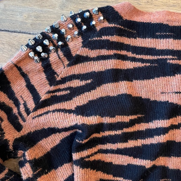 Topshop Tiger Cardigan with Spiked Shoulder Details Size 6 - Picture 8 of 10